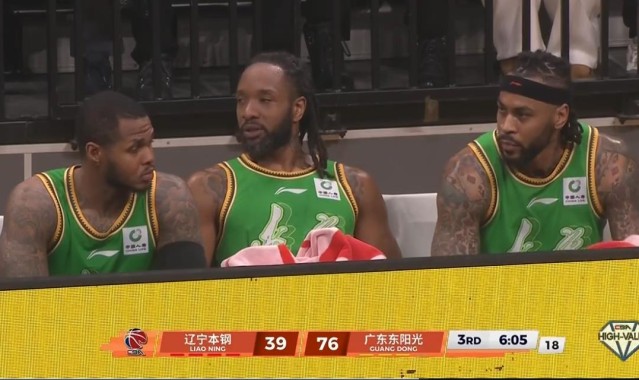 世界杯直播平台下载-有谁注意到，昨晚比赛中，杨鸣的表情举动，都在发出无声的抗议啊